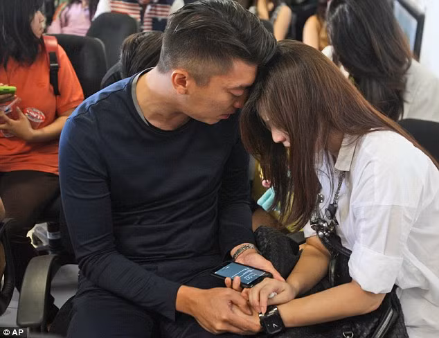 Thân nhân hành khách máy bay AirAsia thất thần chờ tin ảnh 2