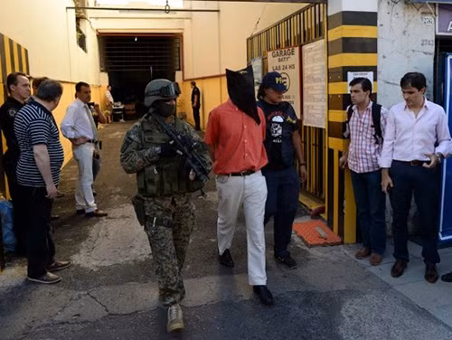 Argentina bắt 230 kg cocaine cùng hơn 1,5 triệu USD tiền giả ảnh 1