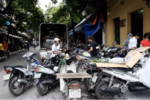 Hà Nội tăng phạt xe dừng đỗ dưới lòng đường ảnh 1