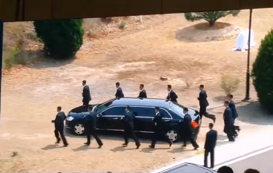 Video vệ sĩ rầm rập chạy theo xe nhà lãnh đạo Kim Jong-un ra khỏi làng đình chiến ảnh 1