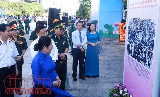 Khai mạc triển lãm ảnh 'TP Hồ Chí Minh - Khát vọng vươn cao' ảnh 1