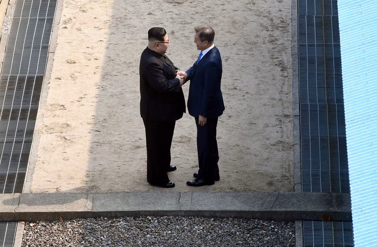 Hai nhà lãnh đạo Hàn Quốc và Triều Tiên trong thời khắc lịch sử. Ảnh: Reuters