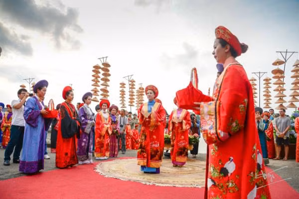 Hàng trăm nghệ nhân tranh thêu tham dự lễ hội 'Sắc hoa- nơi gặp gỡ của những giấc mơ' ảnh 1