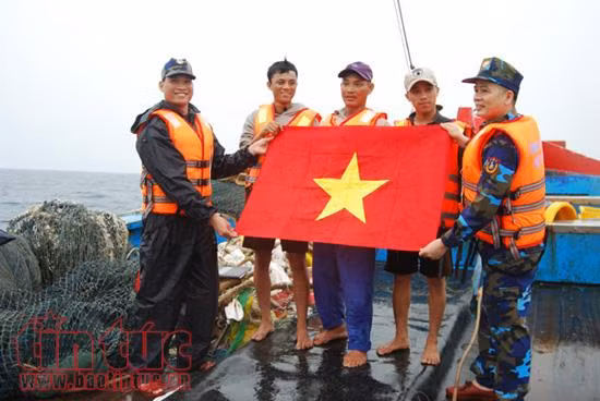 Cảnh sát biển Việt Nam - Trung Quốc kiểm tra tàu cá trên Vịnh Bắc Bộ ảnh 4