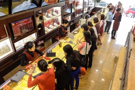 Giá vàng 'lao dốc', nhà đầu tư nên thận trọng ảnh 1
