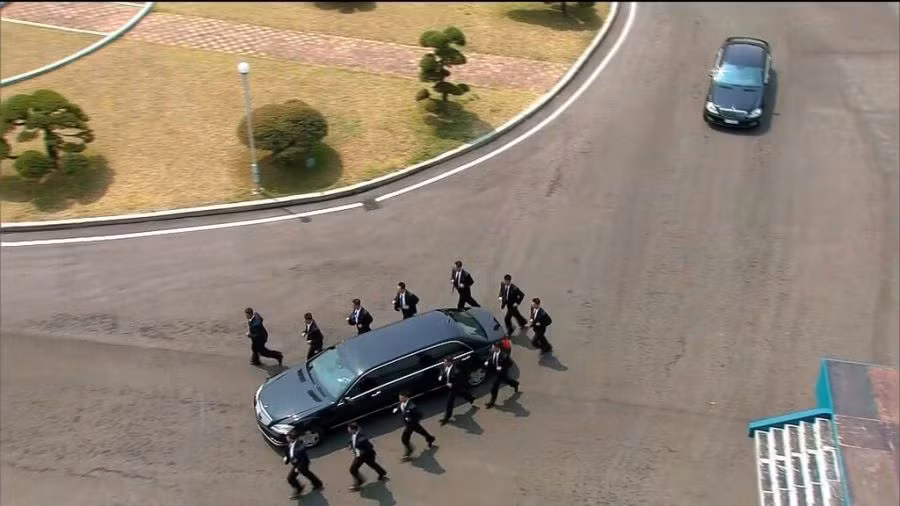 Ảnh chụp màn hình cảnh xe limousine chở nhà lãnh đạo Kim Jong-un rời hội nghị trong giờ nghỉ trưa.