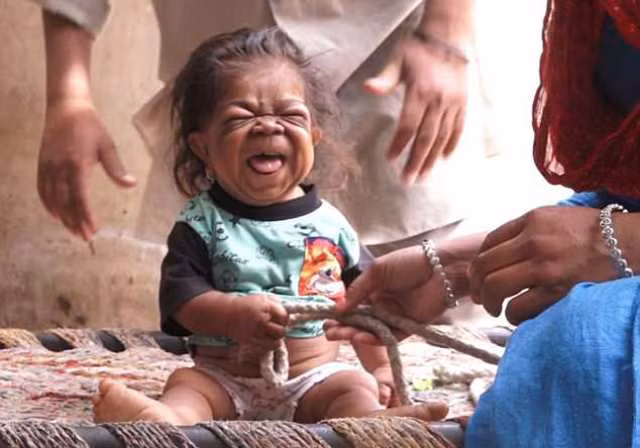 Thanh niên mắc kẹt trong hình hài cậu bé 1 tuổi được tôn vinh như 'Thánh sống' ảnh 1