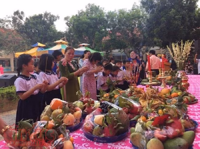Người dân TP Hồ Chí Minh nô nức dự Lễ giỗ Quốc tổ Hùng Vương ảnh 10