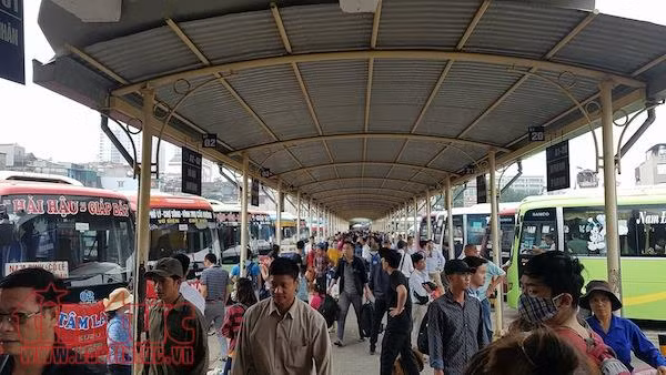 Ùn tắc nghiêm trọng ở cửa ngõ phía Nam Thủ đô, nhiều xe tăng giá, nhồi khách ảnh 2