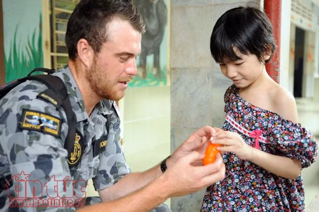 Thủy thủ tàu Hải quân Australia thăm Trung tâm Bảo trợ trẻ em tàn tật Thị Nghè ảnh 6