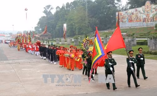 Dâng hương tưởng niệm các Vua Hùng ảnh 1