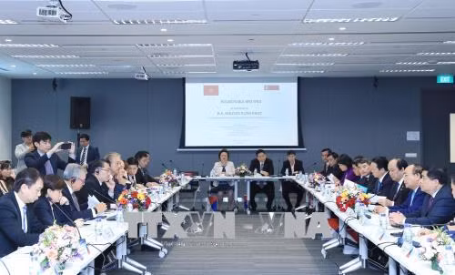 Thủ tướng đối thoại với lãnh đạo các tập đoàn, doanh nghiệp hàng đầu Singapore ảnh 1