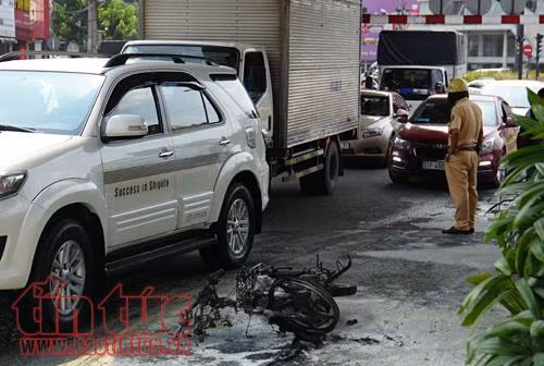 Thanh niên châm lửa đốt xe máy, giao thông cửa ngõ sân bay Tân Sơn Nhất rối loạn ảnh 2