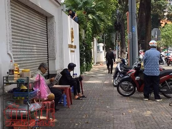 Cà phê vỉa hè vắng khách, người uống hoang mang sau vụ 'cà phê pin' ảnh 1