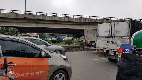 Ùn tắc nghiêm trọng ở cửa ngõ phía Nam Thủ đô, nhiều xe tăng giá, nhồi khách ảnh 5