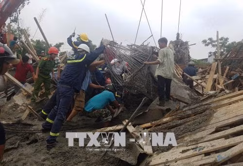 Giàn giáo thi công cây xăng bất ngờ đổ sập, 7 công nhân nhập viện ảnh 1