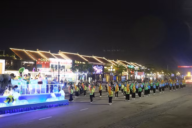 Người dân nô nức trẩy hội đường phố ngắm 12 xe hoa rực rỡ ảnh 5