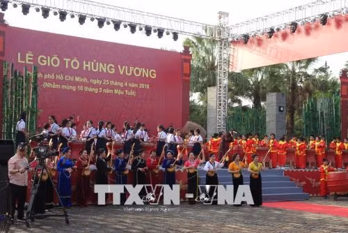Người dân Thành phố Hồ Chí Minh hướng về Quốc Tổ Hùng Vương ảnh 1