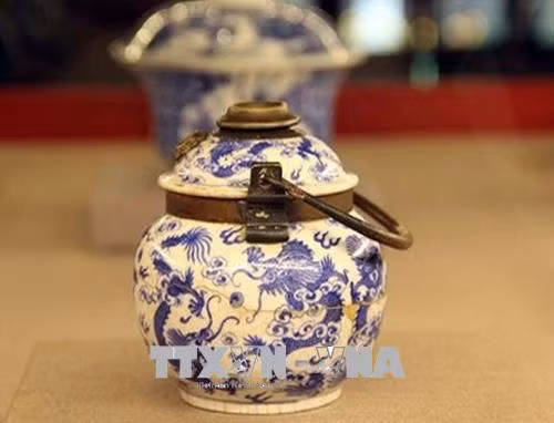 Triển lãm 'Đồ sứ ký kiểu thời Lê - Trịnh, chúa Nguyễn và thời Nguyễn' ảnh 2