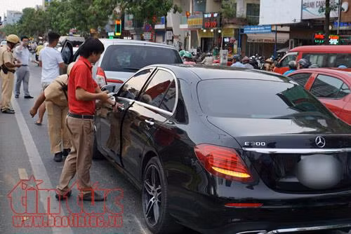 3 ô tô tông nhau, cửa ngõ sân bay Tân Sơn Nhất tắc đường cục bộ ảnh 1