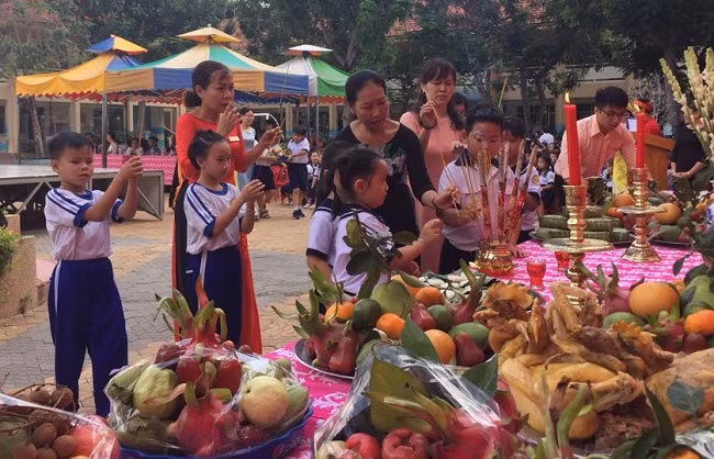 Người dân TP Hồ Chí Minh nô nức dự Lễ giỗ Quốc tổ Hùng Vương ảnh 11
