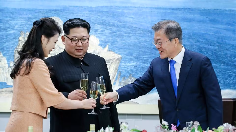 Giải mã ngôn ngữ cơ thể của nhà lãnh đạo Triều Tiên trong Hội nghị thượng đỉnh ảnh 1