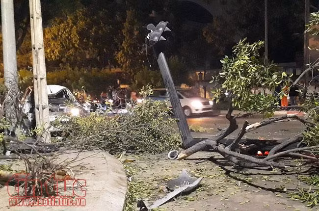 Đã có 2 người chết, 5 người bị thương trong vụ ô tô tông hàng loạt xe máy ảnh 1