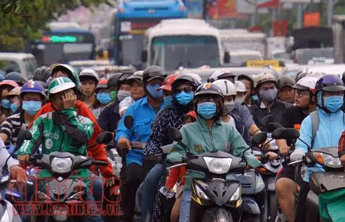 3 ô tô tông nhau, cửa ngõ sân bay Tân Sơn Nhất tắc đường cục bộ ảnh 3