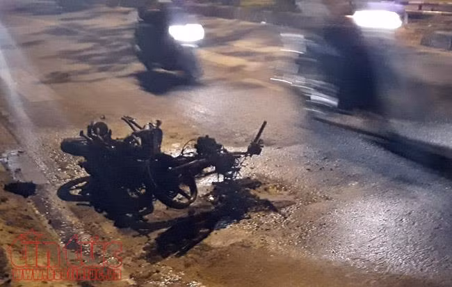 Xe máy bốc cháy ngùn ngụt, người đàn ông buông xe tháo chạy ảnh 1