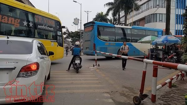 Ùn tắc nghiêm trọng ở cửa ngõ phía Nam Thủ đô, nhiều xe tăng giá, nhồi khách ảnh 1