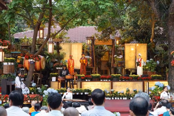Hàng trăm nghệ nhân tranh thêu tham dự lễ hội 'Sắc hoa- nơi gặp gỡ của những giấc mơ' ảnh 2