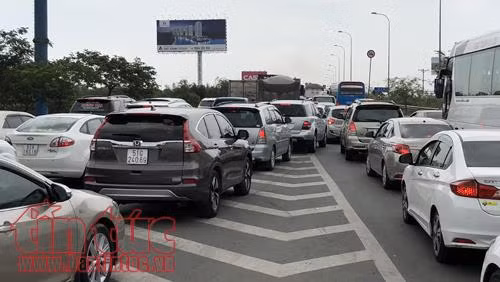Tai nạn liên hoàn trên cao tốc TP Hồ Chí Minh - Long Thành - Dầu Giây, giao thông tê liệt ảnh 2