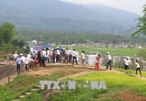 Quần thể Di tích chiến trường Điện Biên Phủ 'hút' khách dịp nghỉ lễ ảnh 2
