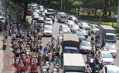 Thanh niên châm lửa đốt xe máy, giao thông cửa ngõ sân bay Tân Sơn Nhất rối loạn ảnh 3