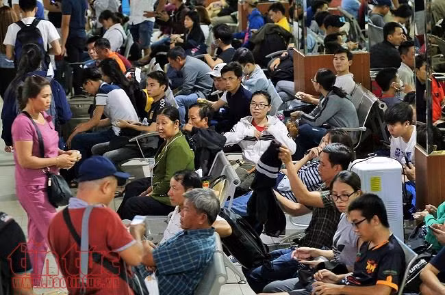 Các cửa ngõ TP Hồ Chí Minh tắc đường do người dân ùn ùn về quê nghỉ lễ 30/4 và 1/5 ảnh 5