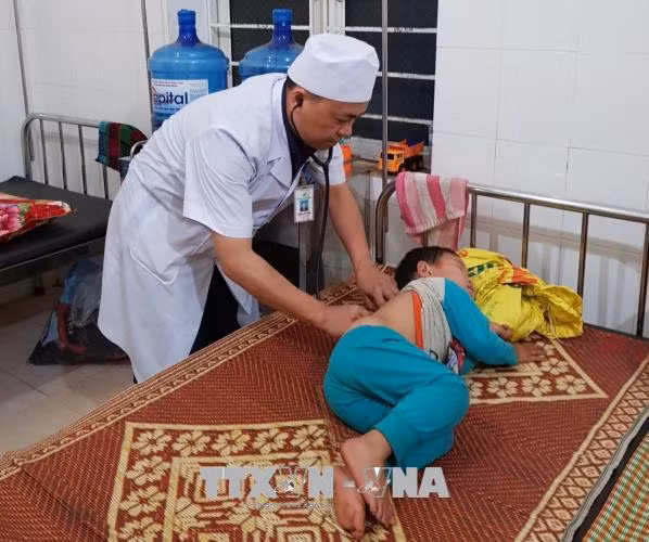 Uống phải nguồn nước bị nhiễm độc thuốc diệt cỏ, 78 người nhập viện ảnh 1