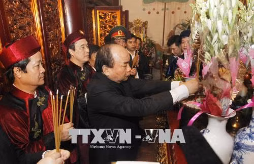 Thủ tướng Nguyễn Xuân Phúc thành kính dâng hương tưởng niệm các Vua Hùng ảnh 3