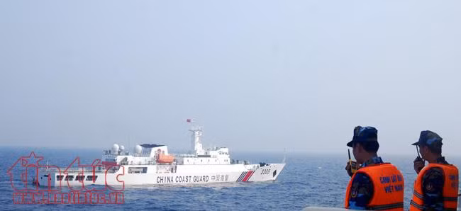 Cảnh sát biển Việt Nam và Trung Quốc luyện tập cứu hộ, cứu nạn tàu cá trên vùng biển Vịnh Bắc Bộ ảnh 6