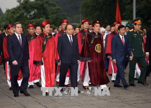 Thủ tướng Nguyễn Xuân Phúc thành kính dâng hương tưởng niệm các Vua Hùng ảnh 1