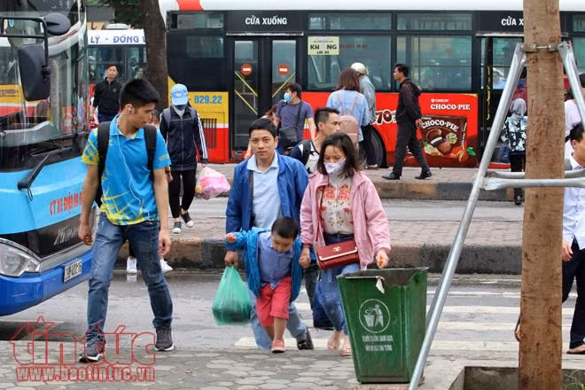 Người dân 'rồng rắn' về quê nghỉ lễ 30/4 ảnh 11