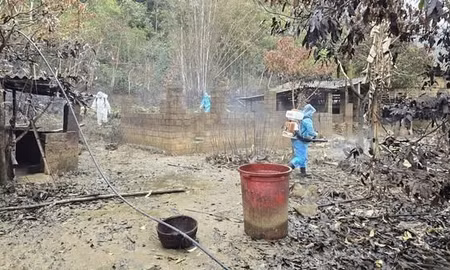 Người dân Lũng Phầy (Cao Bằng) vệ sinh môi trường sau ngập để đón Tết