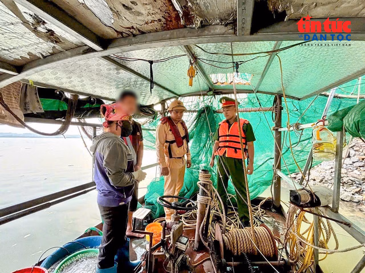 Các trang thiết bị được sử dụng để kích điện khai thác thủy sản.
