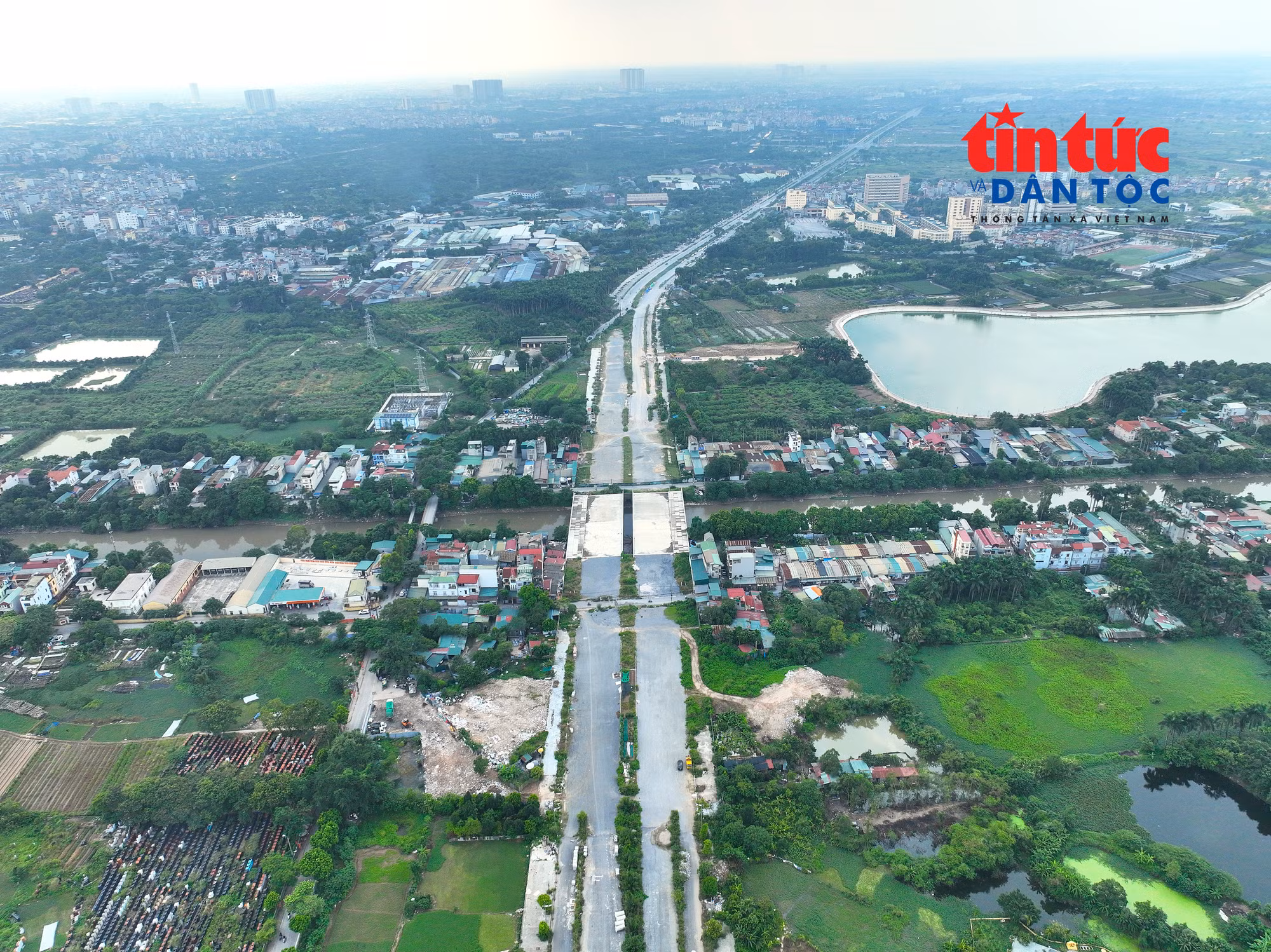 Hạng mục cầu bắc qua sông Nhuệ trên tuyến Tây Thăng Long (song song với cầu Noi) thi công cầm chừng, chờ dự án hầm chui.