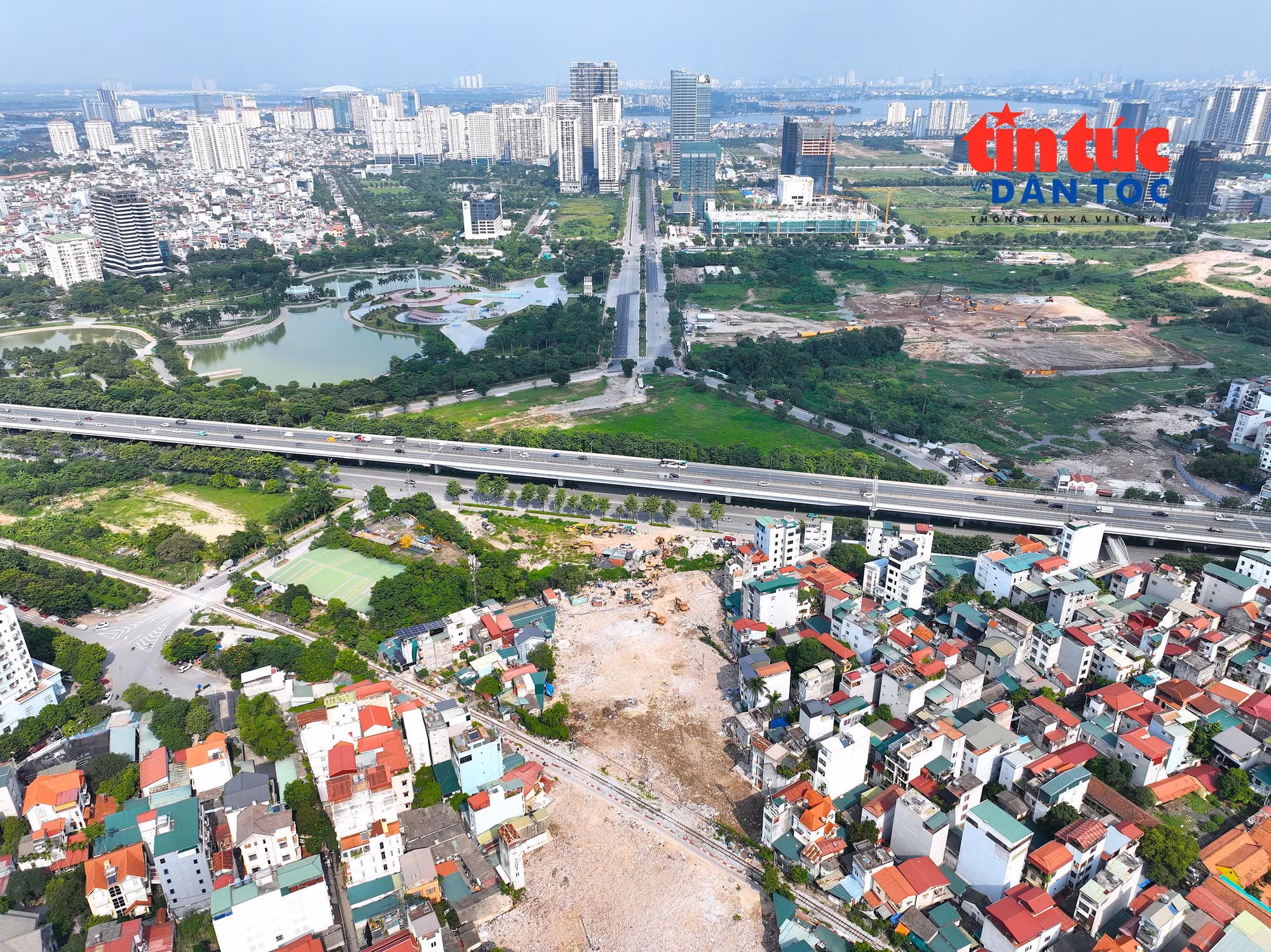 Tuyến Tây Thăng Long dài khoảng 34,17 km, kết nối từ đường Võ Chí Công đến Quốc lộ 32, trong đó hầm chui qua Vành đai 3 là một hạng mục quan trọng, góp phần bảo đảm lưu thông liên tục trên tuyến. TP Hà Nội đặt mục tiêu hoàn thành toàn tuyến trong năm 2027.