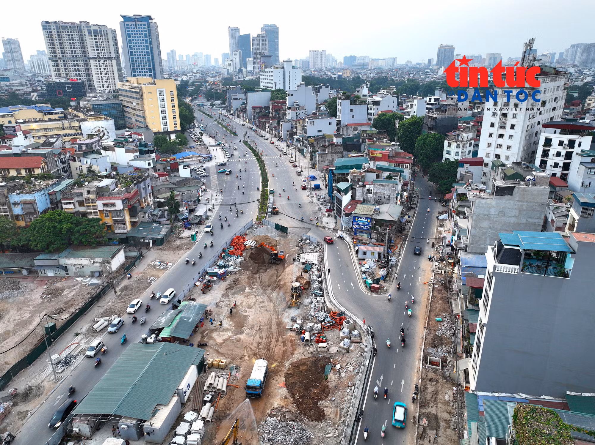 Đoạn từ đường Nguyễn Chí Thanh đến nút giao Voi Phục (qua Bệnh viện Nhi Trung ương và Bệnh viện Phụ sản Hà Nội) cũng đang hoàn thiện các hạng mục, chờ khớp nối đồng bộ với cầu vượt.