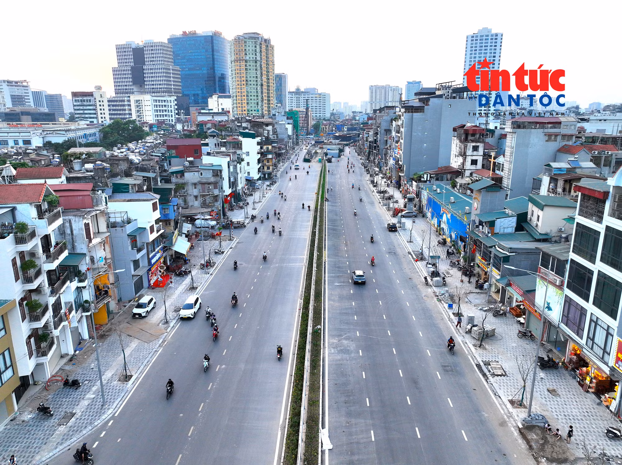 Ghi nhận cuối tháng 10/2026, đoạn từ nút giao Láng Hạ - Giảng Võ đến đường Nguyễn Chí Thanh đã được trải nhựa, sơn kẻ vạch đường, tổ chức giao thông. Đơn vị thi công đang hoàn thiện vỉa hè, hệ thống cây xanh, chiếu sáng, tạo diện mạo khang trang cho khu vực, sau khi đường La Thành được khớp nối với Vành đai 1.