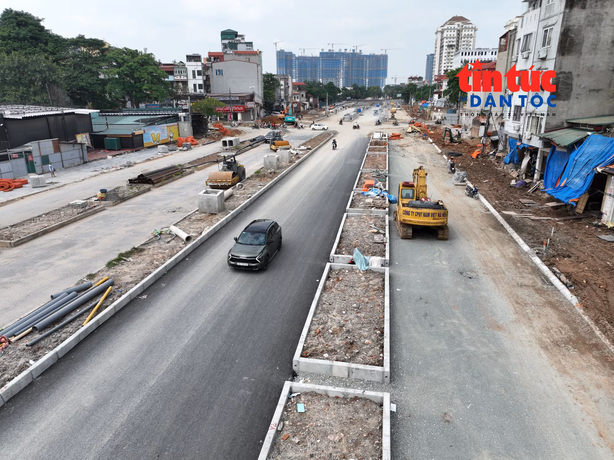 Một làn đường Vành đai 2,5 đoạn từ đường Xuân Đỉnh đến chung cư 789 đã mở cho các phương tiện lưu thông, góp phần giảm ùn tắc cho các tuyến phố lân cận.