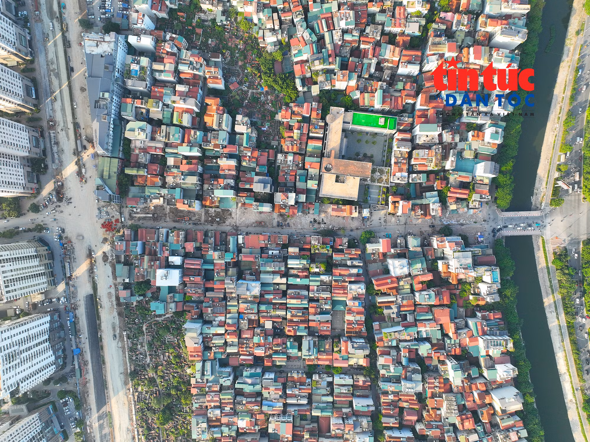 Ngõ 381 Nguyễn Khang dài khoảng 340m, điểm đầu từ đường Nguyễn Khang - cầu Yên Hòa, điểm cuối kết nối với tuyến đường Vành đai 2,5 - phố Thành Thái.