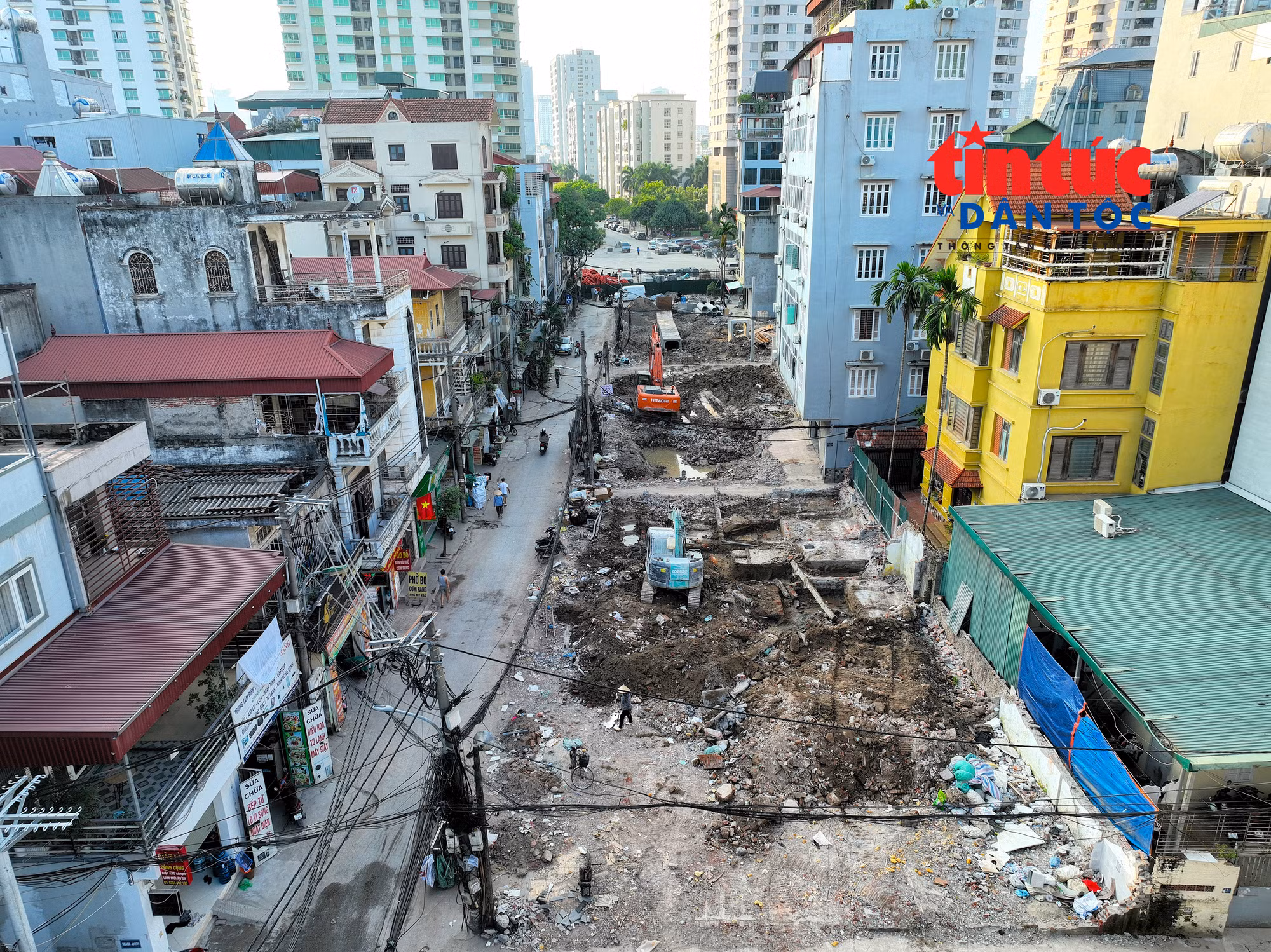 Công trình được đầu tư đồng bộ hệ thống chiếu sáng, cây xanh và đấu nối trực tiếp vào mạng lưới thoát nước chung của thành phố, giải quyết dứt điểm tình trạng úng ngập tồn tại nhiều năm qua tại khu vực ngõ 381 Nguyễn Khang và phố Hoa Bằng.
