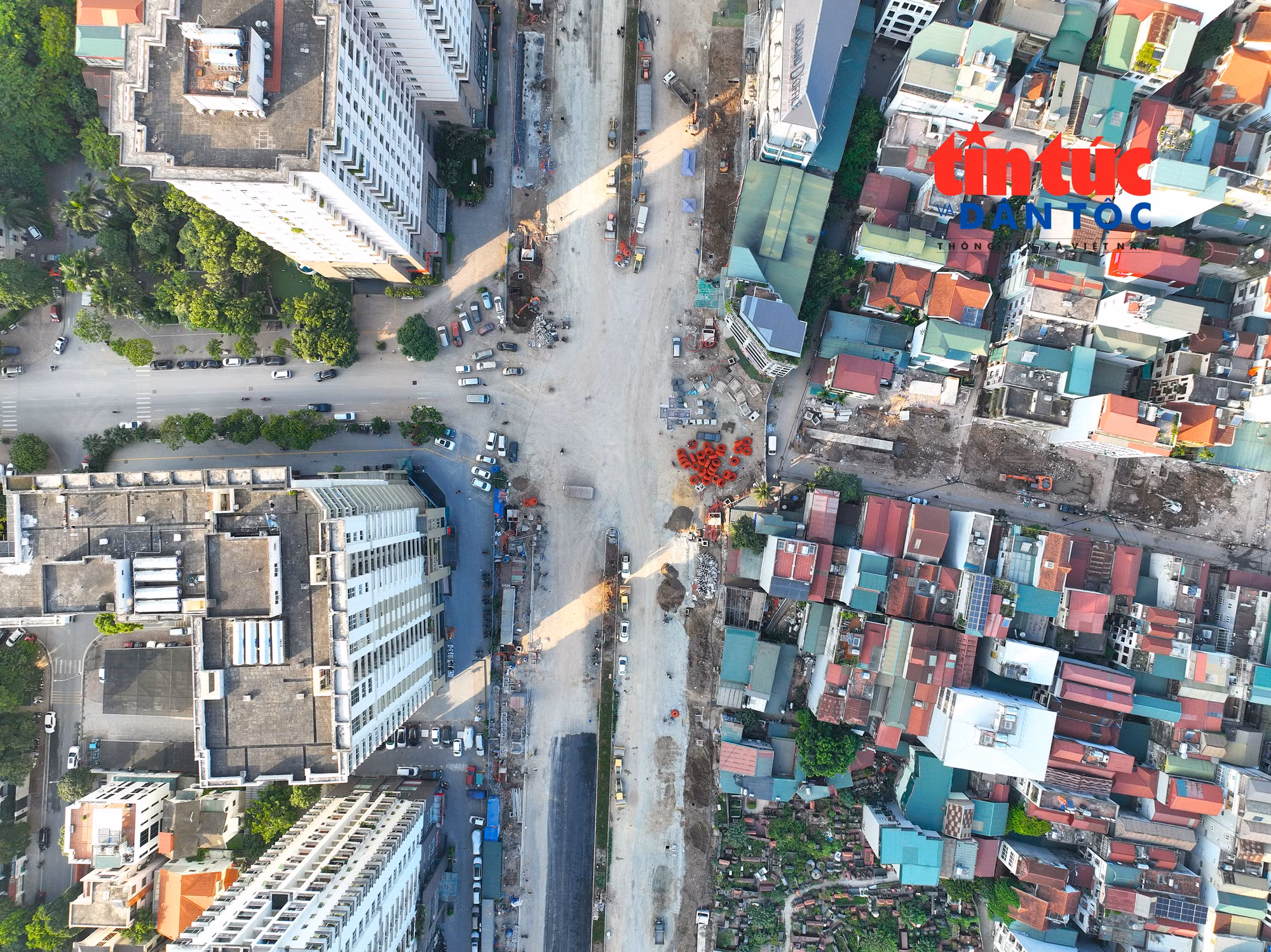 Nút giao ngõ 381 Nguyễn Khang - Vành đai 2,5 - phố Thành Thái đang hình thành, nhìn từ trên cao.